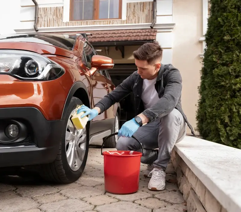 Lavage auto à domicile Pacy-sur-Eure : professionnel intervenant sur un véhicule